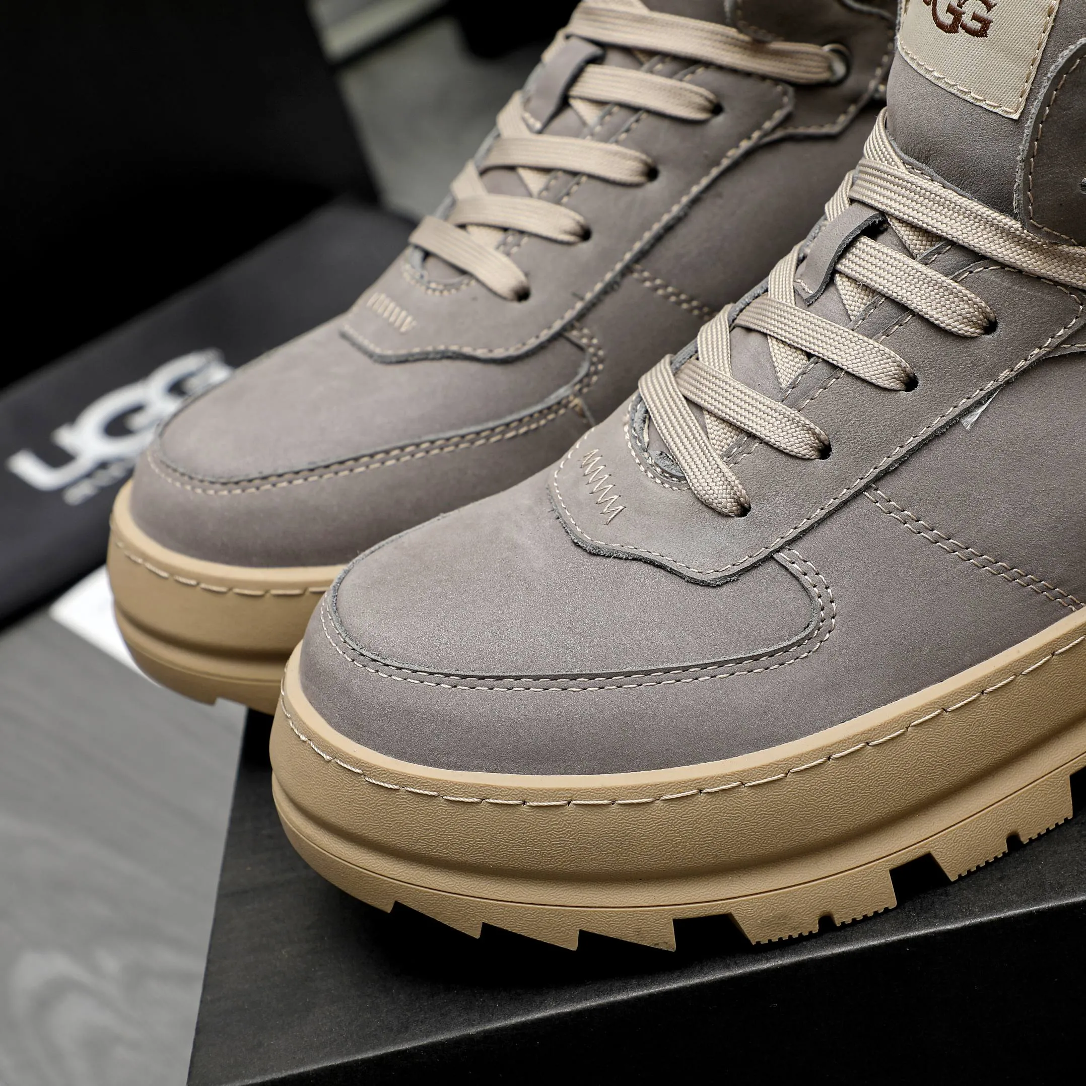 P620 Product trademark: "UGG" Gaobang men's shoes Regular size: 39-44 Product materials: Selected nubuck leather upper, wool lining, original outsole